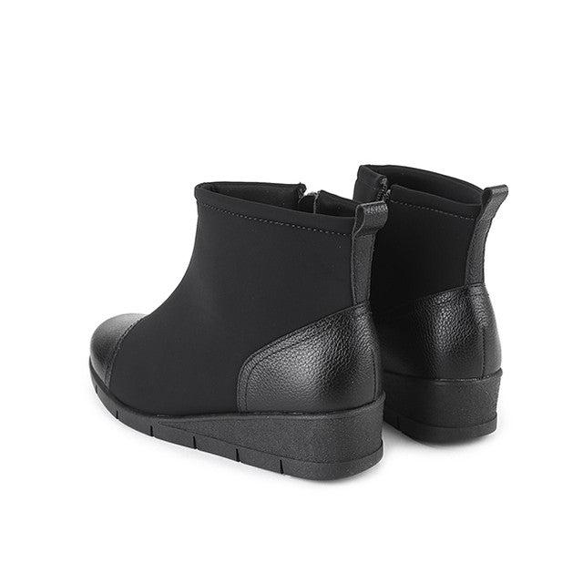 Gilly Havin In Black