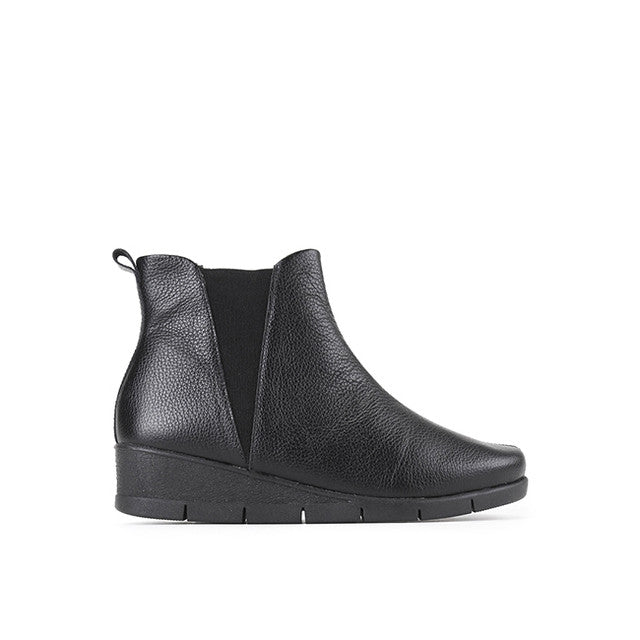 Gilly Hadis In Black