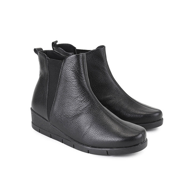 Gilly Hadis In Black