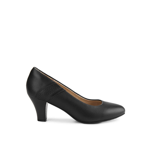 Agnes Hillda In Black