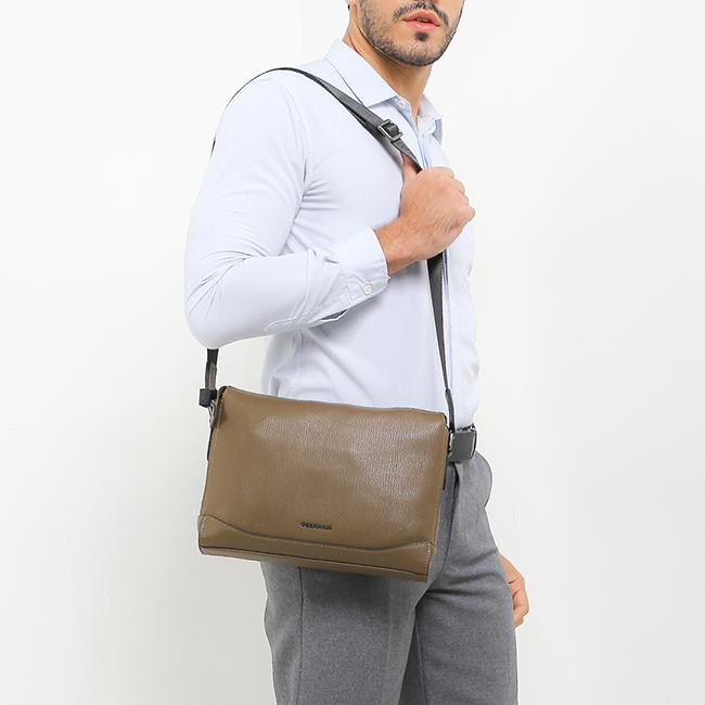 River Messenger Bag-L In Khaki