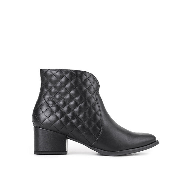 Anne Morna In Black