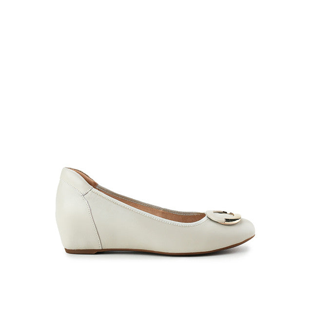 Annie Leiva In Off White