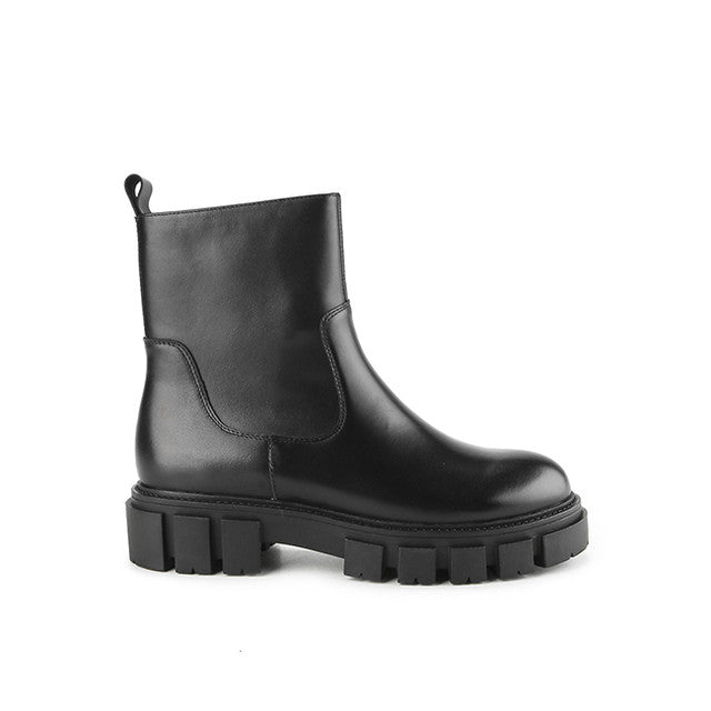 Ginney Irene In Black