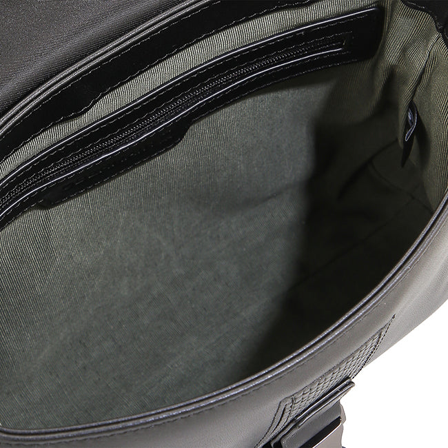 Larry Clutch-L In Black