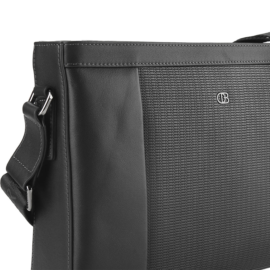 Delroy Messenger Bag-L In Black